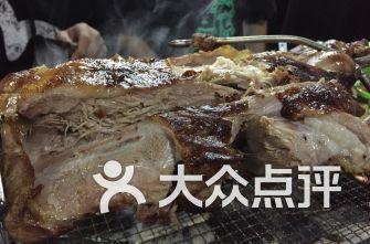 济南新闻爆料烤羊腿,美食诱惑引众人排队品尝